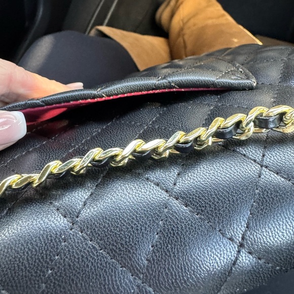 Elegant Black Quilted Shoulder Bag with Gold Details - Picture 2 of 7